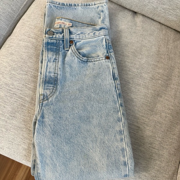 Bundle- 2 pairs of Levi jeans and TNA Top - Picture 4 of 9